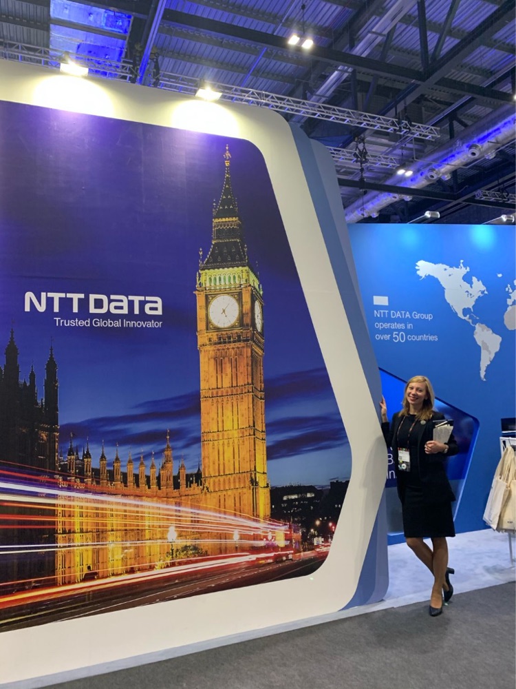 Надя на стенде NTT DATA во время профессионального мероприятия